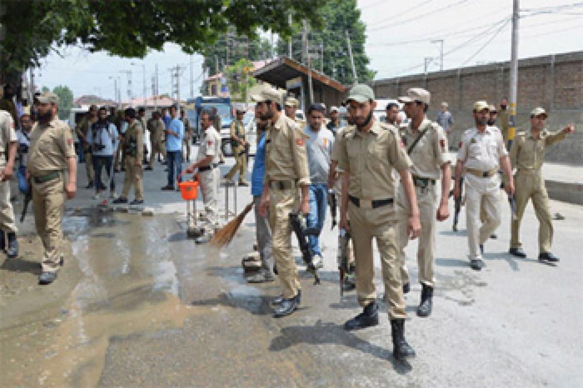 Cops seize plates of Greater Kashmir, arrest workers